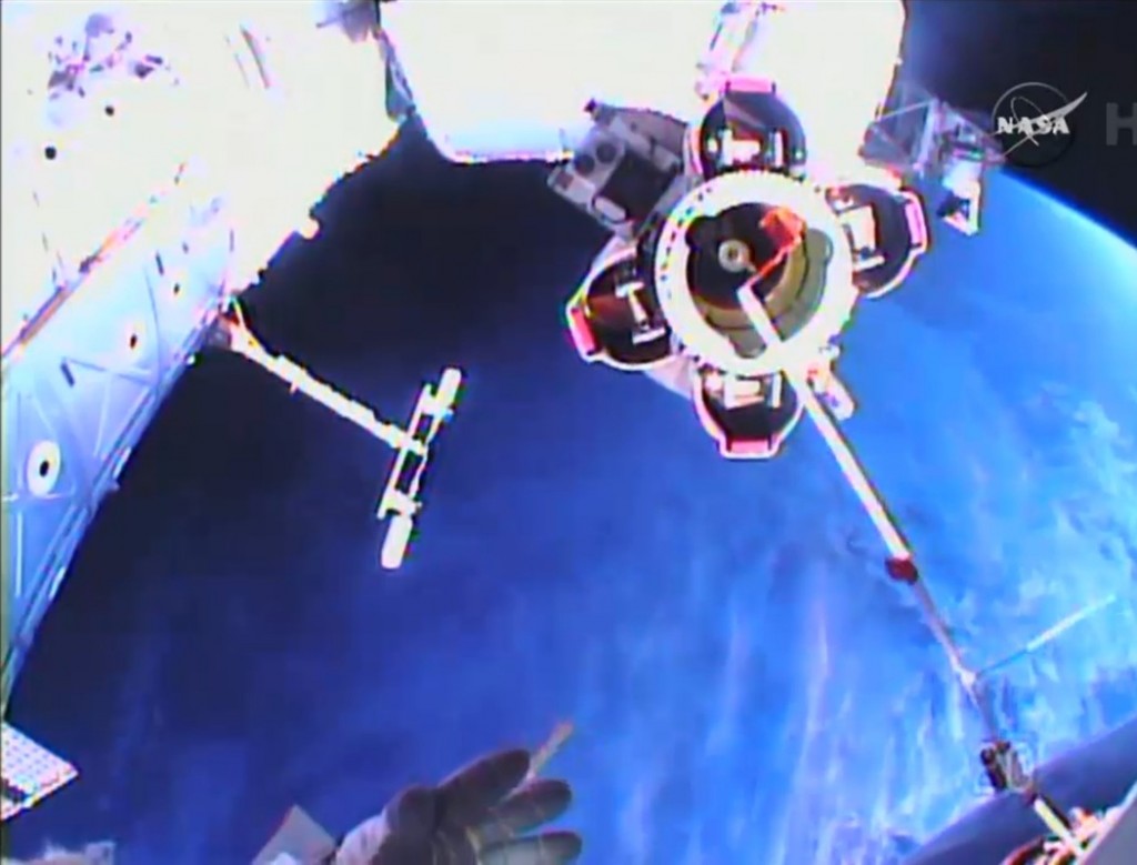 Virts mentre lubrifica il meccanismo di presa del Canadarm 2. Credit: NASA TV