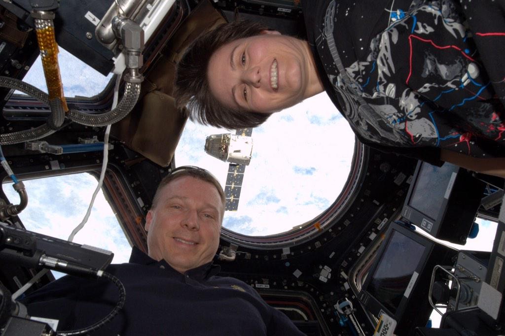 Samantha Cristoforetti e Terry Virts nella Cupola per il rilascio di Dragon CRS-5. Credit: ESA/NASA