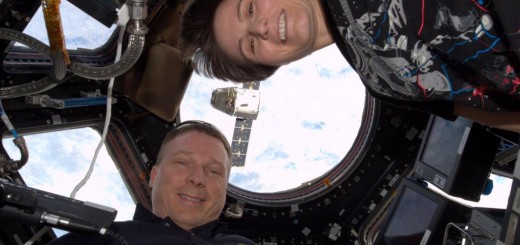 Samantha Cristoforetti e Terry Virts nella Cupola per il rilascio di Dragon CRS-5. Credit: ESA/NASA