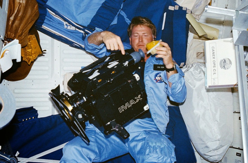 Jon McBride durante la missione STS 41-G. Credit: NASA