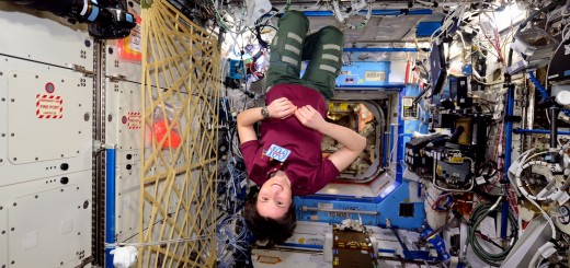 Samantha Cristoforetti con il distintivo dei 100 giorni passati nello spazio. Credit: ESA/NASA