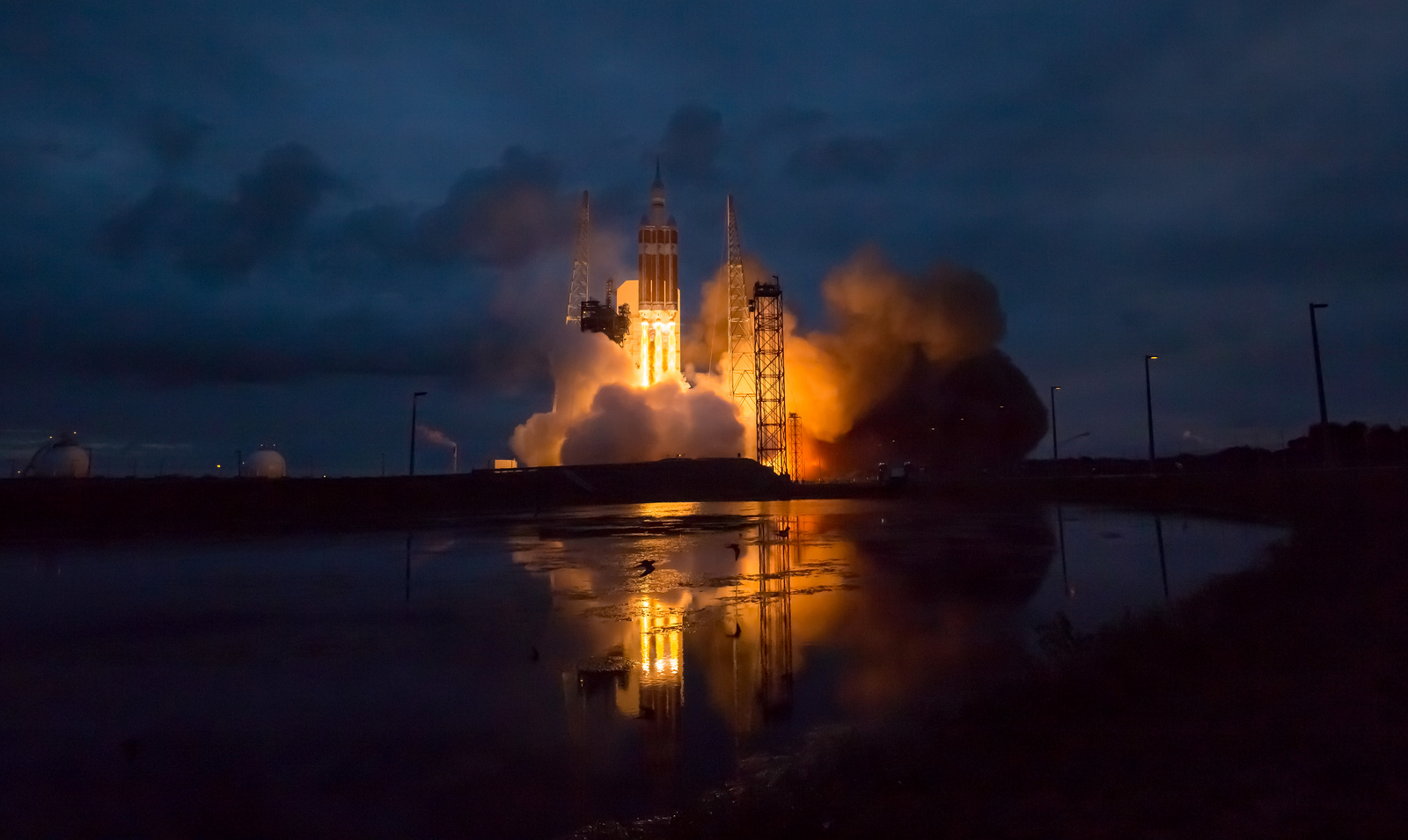 Il lancio da Cape Canaveral del razzo Delta IV Heavy per la missione Orion EFT-1 della NASA. Credit: NASA/Bill Ingalls