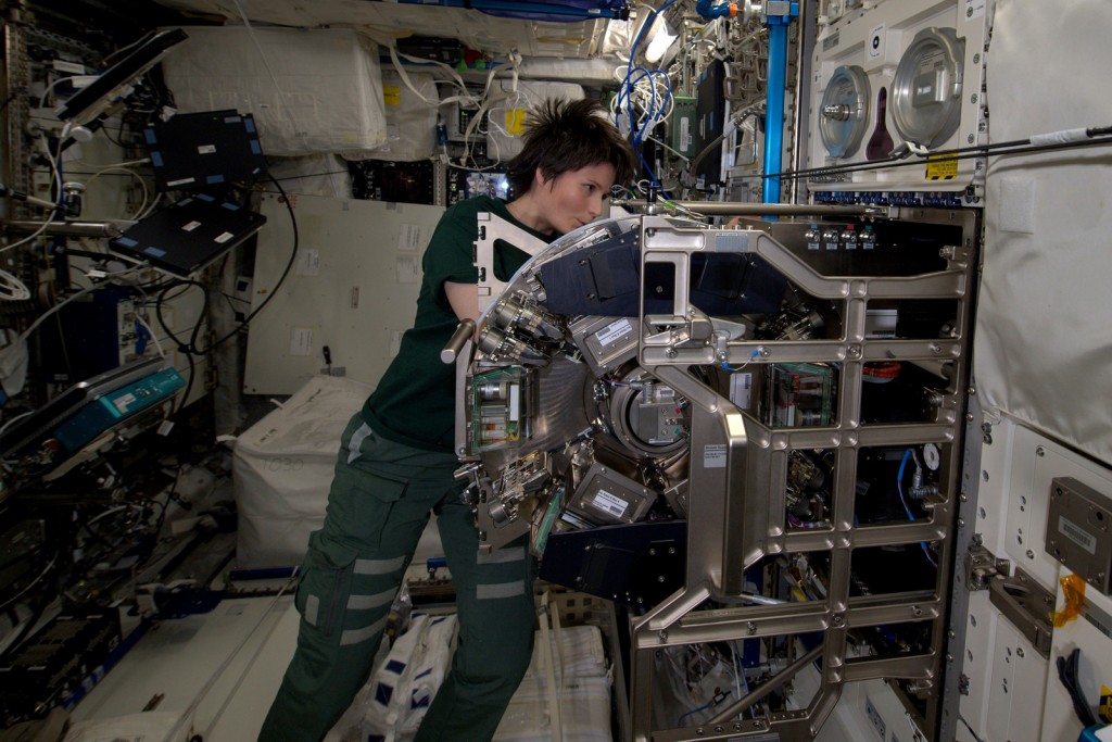 Samantha Cristoforetti effettua la manutenzione del Biolab nel modulo Columbus. Credit: ESA/NASA