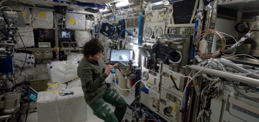 Samantha Cristoforetti lavora all'esperimento TripleLux-B nel laboratorio Columbus. Credit: ESA/NASA