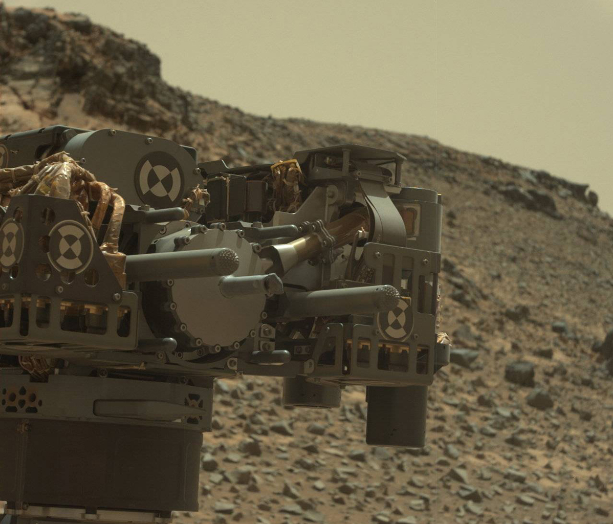 Il trapano di Curiosity ripreso dalla MASTCAM il 24 febbraio 2015. Image Credit: NASA/JPL-Caltech/MSSS.