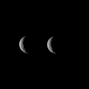 Due immagini di Cerere dal lato notturno riprese poco prima della cattura orbitale, il 1 marzo, a 49000 km di distanza. Credit: NASA/JPL-Caltech/UCLA/MPS/DLR/IDA