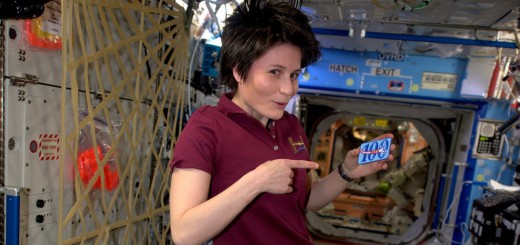 Samantha Cristoforetti con il distintivo dei primi 100 giorni passati nello spazio. Credit: ESA/NASA