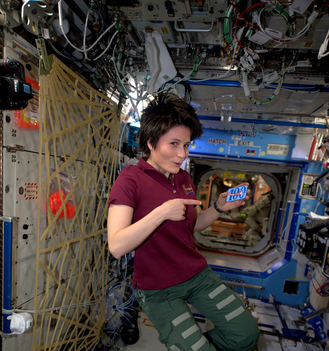 Samantha Cristoforetti con il distintivo dei primi 100 giorni passati nello spazio. Credit: ESA/NASA