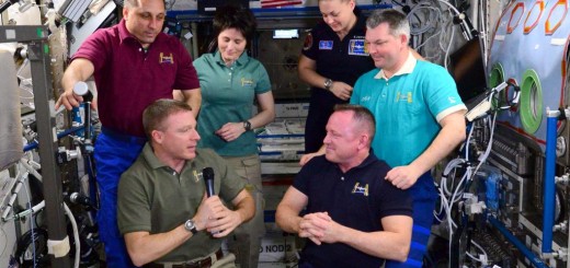 La cerimonia del cambio di comando della ISS dalla Expedition 42 alla Expedition 43. Credit: NASA