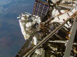 Terry Virts al lavoro sul cablaggio dell'antenna C2V2 sull'elemento P3 del traliccio della ISS. Credit: NASA TV