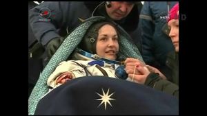 Elena Serova di RKA ripresa pochi istanti dopo essere uscita dalla Sojuz - Credit: NASA