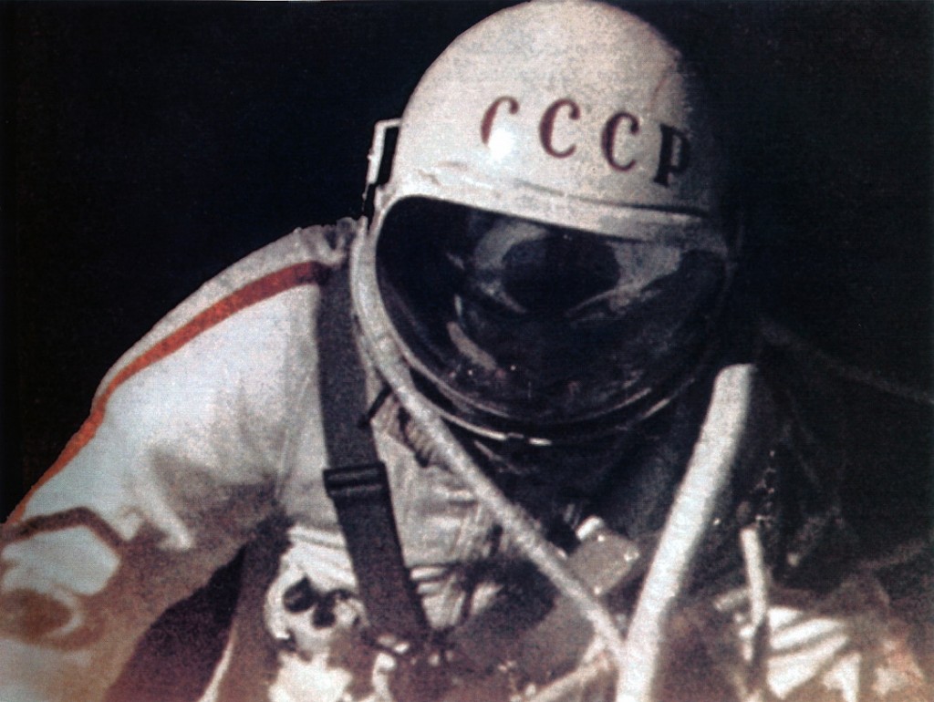 Leonov ripreso all'esterno del veicolo Voschod 2.