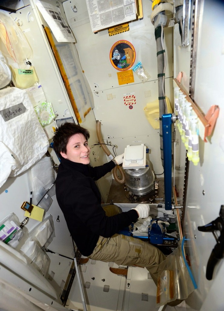 Samantha Cristoforetti esegue la manutenzione della toilette della ISS. Credit: ESA/NASA