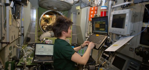 Samantha Cristoforetti si addestra al pilotaggio manuale della Soyuz. Credit: ESA/NASA