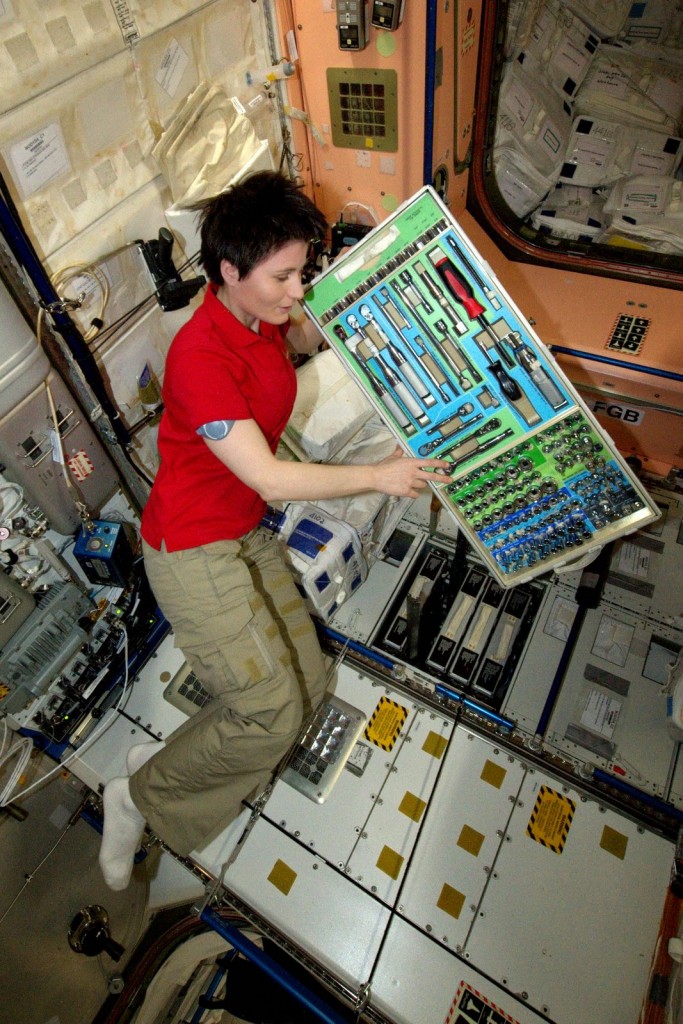 Samantha Cristoforetti con un cassetto di attrezzi lavora alla riconfigurazione dei condotti di ventilazione del Nodo 3. Credit: ESA/NASA