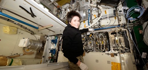 Samantha Cristoforetti sostituisce il serbatoio di riciclaggio dell'Urine Processing Assembly. Credit: ESA/NASA