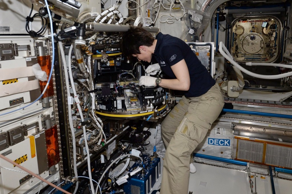 Samantha Cristoforetti lavora con il Modular Cultivation System di Columbus. Credit: ESA/NASA