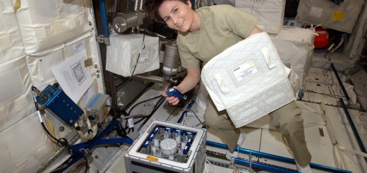 Samantha Cristoforetti al lavoro su una centrifuga-incubatrice Kubik. Credit: ESA/NASA