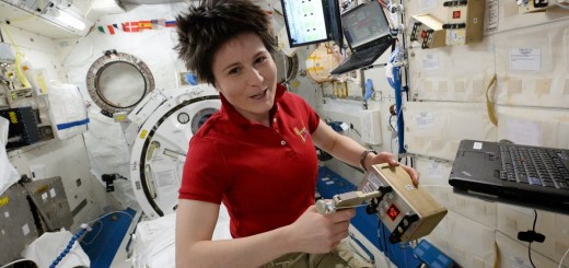 Samantha Cristoforetti inietta il terreno di coltura nell'esperimento BRIC 21. Credi: ESA/NASA