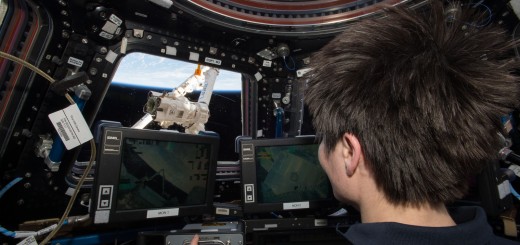 Samantha Cristoforetti manovra il braccio robotico Canadarm 2 della ISS. Credit: NASA