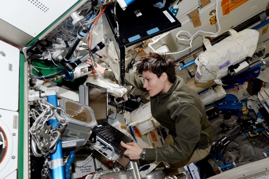 Samantha Cristoforetti con una borsa di acqua iodata. Credit: ESA/NASA