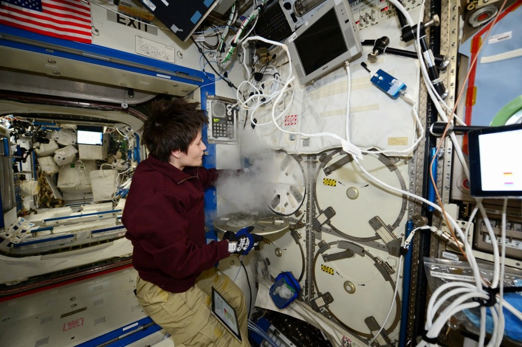 Samantha Cristoforetti con un congelatore MELFI nel modulo Destiny. Credit: ESA/NASA