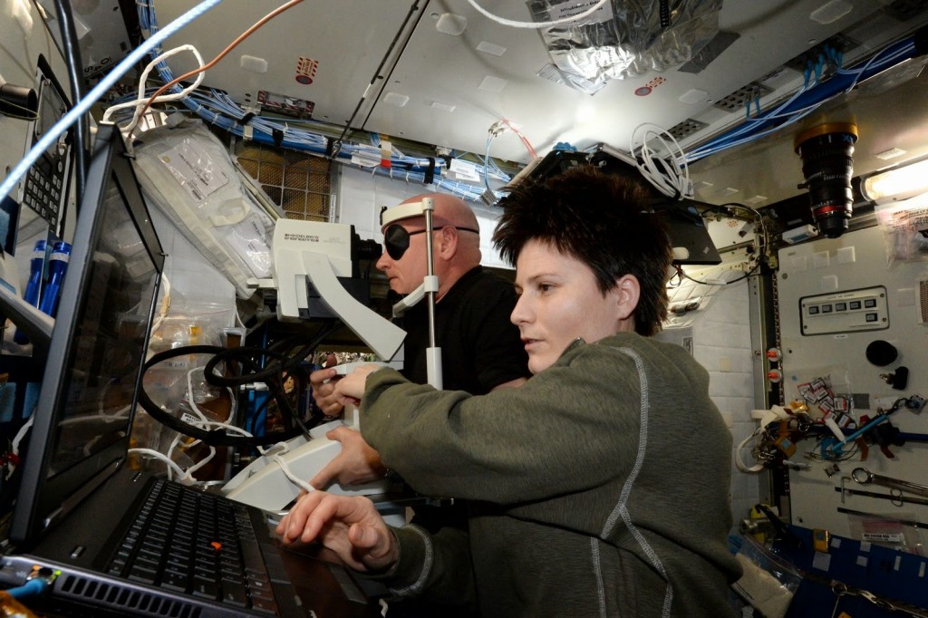 Samantha Cristoforetti esegue una scansione OCT di Scott Kelly. Credit: ESA/NASA