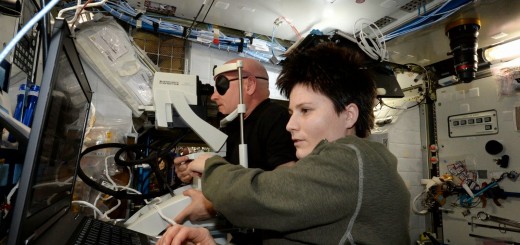 Samantha Cristoforetti esegue una scansione OCT di Scott Kelly. Credit: ESA/NASA