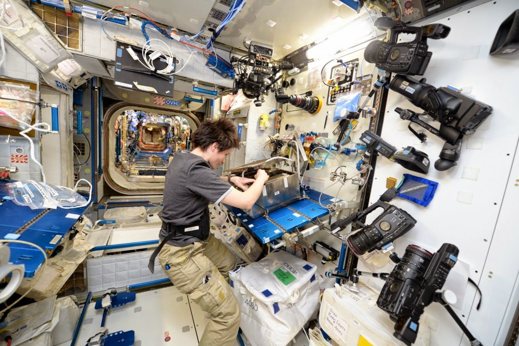 Samantha Cristoforetti su un tavolo da lavoro nel Nodo 2. Credit: ESA/NASA