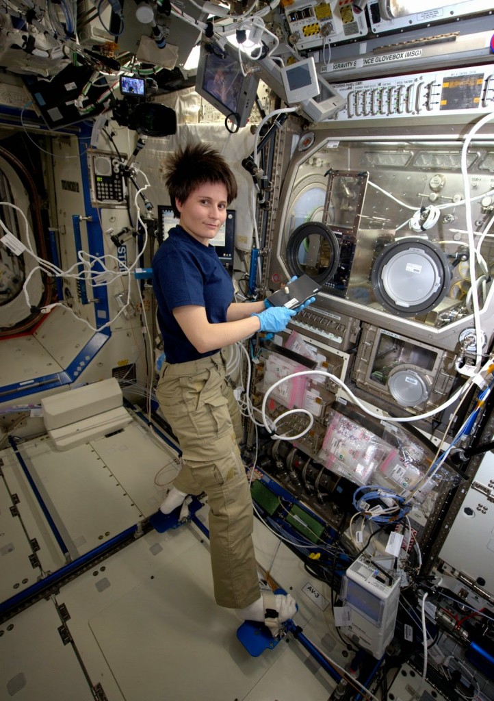 Samantha Cristoforetti con la stampante 3D della NASA in una scatola a guanti. Credit: ESA/NASA