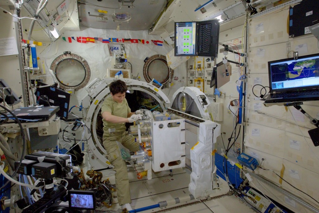 Samantha Cristoforetti lavora all'airlock del modulo JEM. Credit: ESA/NASA