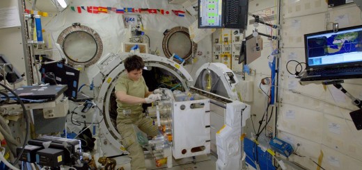 Samantha Cristoforetti lavora all'airlock del modulo JEM. Credit: ESA/NASA