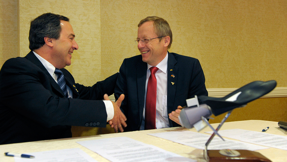 Mark Sirangelo, vicepresidente di SNC Space System e Jan Woerner, presidente di DLR, durante la cerimonia della firma. (C) Chuck Bigger