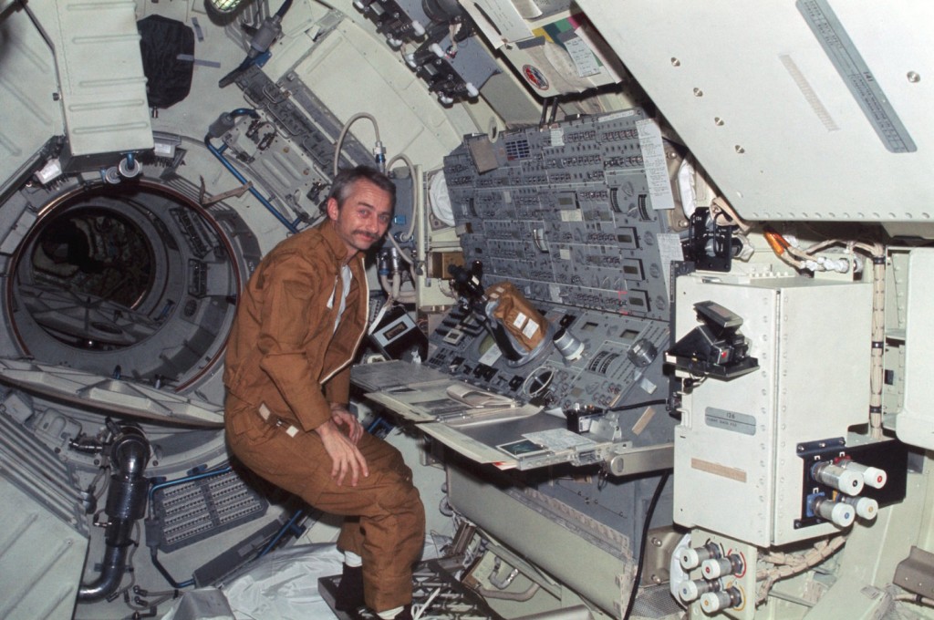 Owen Garriott sul laboratorio spaziale Skylab nel 1973. Credit: NASA