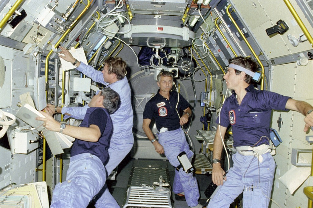 Owen Garriott (al centro) durante la STS-9 assieme agli astronauti (da sinistra a destra) Robert Parker, Byron Lichtenberg e Ulf Merbold. Credit: NASA