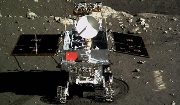 Il rover Cinese Yutu fotografato dal lander Chang'e 3. Credit: Xinhua