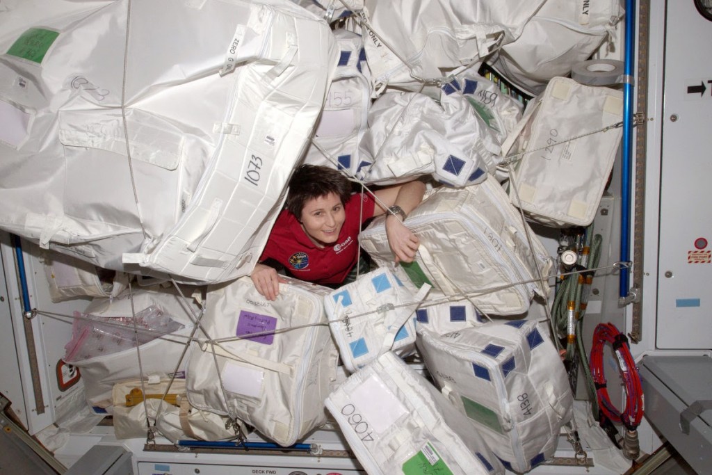 Samantha Cristoforetti fra il materiale da riportare a terra con Dragon SpX-6. Credit: ESA/NASA