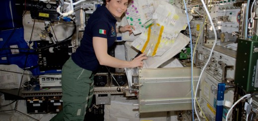 Samantha Cristoforetti aon alcune attrezzature di laboratorio per la ricerca sull'uomo. Credit: ESA/NASA