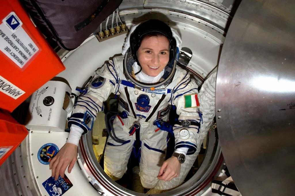 Samantha Cristoforetti in tuta Soyuz prima del rinviato rientro della Soyuz TMA-15M. Credit: ESA/NASA