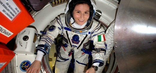Samantha Cristoforetti in tuta Soyuz prima del rinviato rientro della Soyuz TMA-15M. Credit: ESA/NASA
