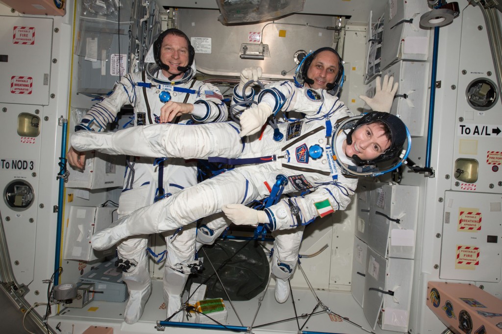 Samantha Cristoforetti con il suo equipaggio in preparazione al rientro della Soyuz TMA-15M poi rimandato. Credit: ESA/NASA