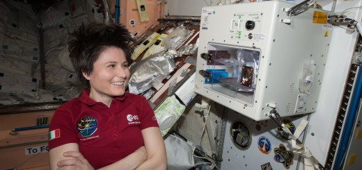Samantha Cristoforetti con la macchina da caffè ISSpresso. Credit: ESA/NASA