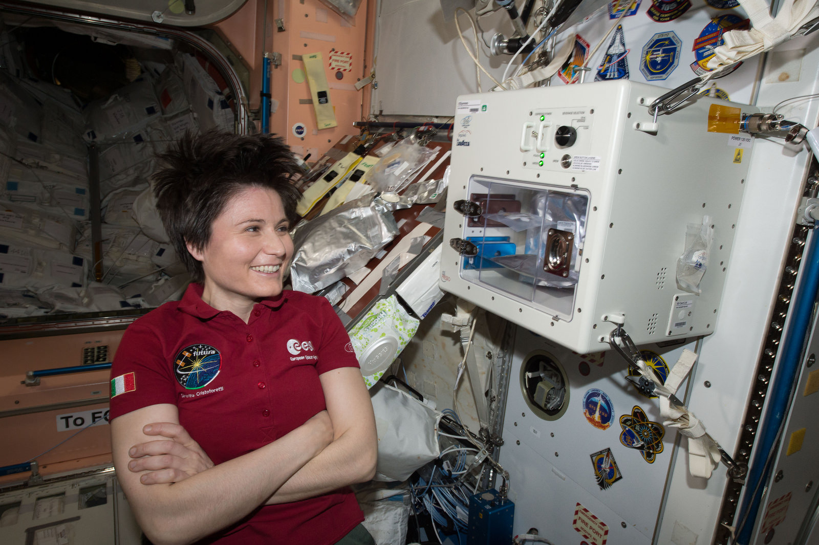 Samantha Cristoforetti con la macchina da caffè ISSpresso. Credit: ESA/NASA