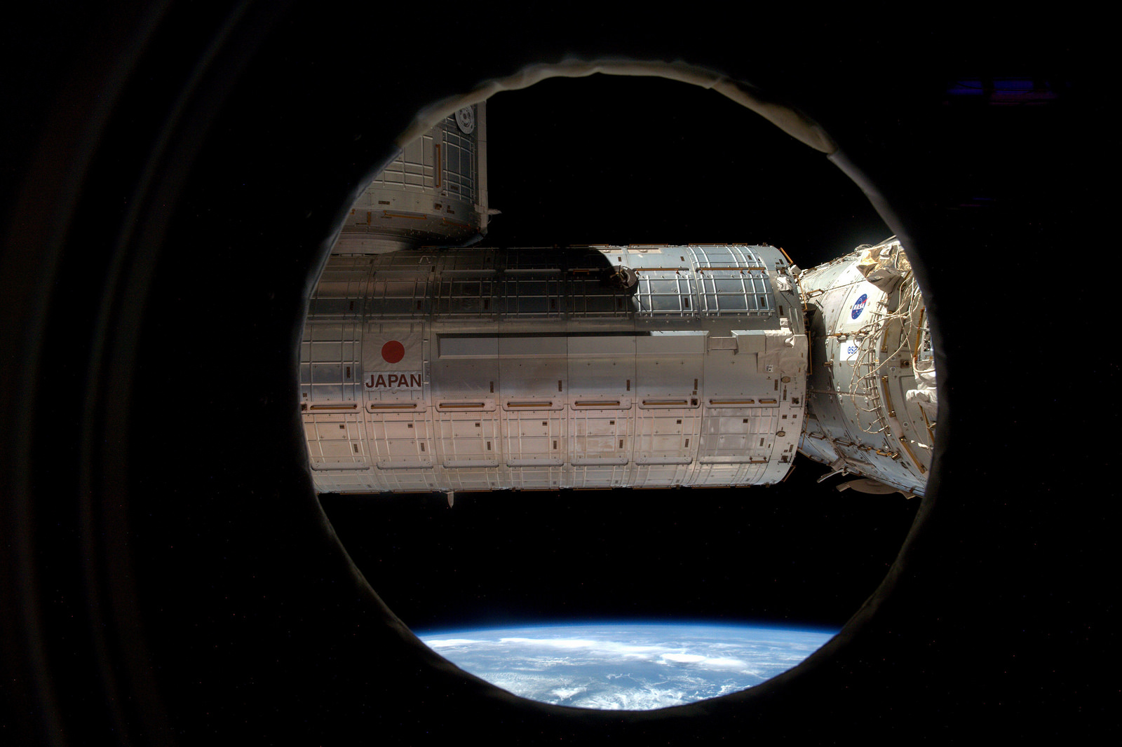 La vista dal boccaporto anteriore del Nodo 3 prima dell'aggancio del modulo PMM. Credit: ESA/NASA