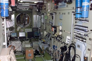 I computer di controllo dell'assetto della Stazione Spaziale Internazionale dentro al modulo Zvezda, fotografati dall'equipaggio di STS-108 - (C) NASA