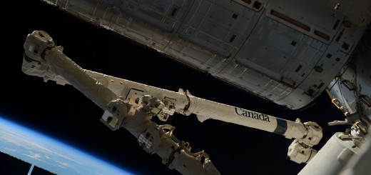 Il braccio robotico Canadarm 2 della ISS agganciato al Cargo Dragon CRS-6. Credit: ESA/NASA