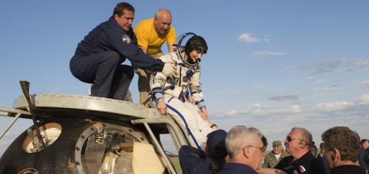 Samantha Cristoforetti viene aiutata a scendere dal modulo di rientro della Soyuz TMA-15M dopo l'atterraggio. Credit: ESA-S. Corvaja