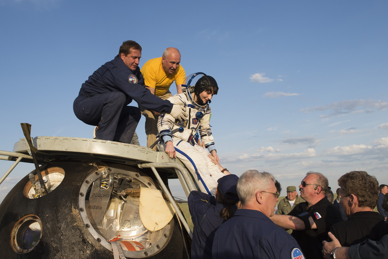 Samantha Cristoforetti viene aiutata a scendere dal modulo di rientro della Soyuz TMA-15M dopo l'atterraggio. Credit: ESA-S. Corvaja