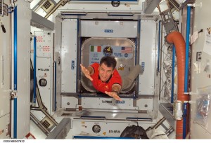 Paolo Nespoli all'interno del Nodo 2 " Harmony" appena installato sulla ISS (STS-120).
