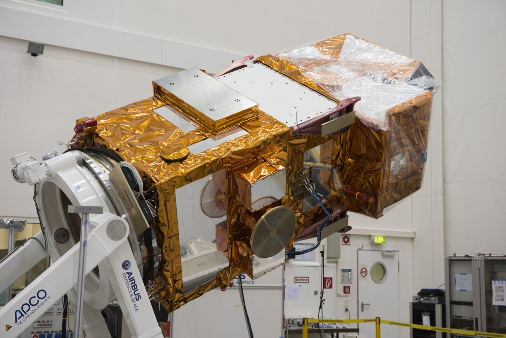 Sentinel-2A nel febbraio 2015 presso la IABG (Industrieanlagen-Betriebsgesellschaft mbH) di Ottobrunn in Germania ormai pronto per essere trasferito a Kourou per il lancio. Credit: ESA–S. Corvaja, 2015